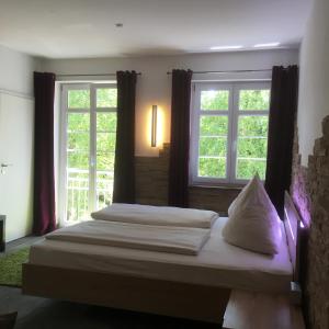 奥巴拉马高阿尔特帕斯特别墅酒店的一间卧室设有两张床和两个窗户。