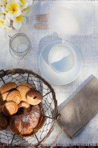 圣马里纳萨利纳Hotel Mercanti di Mare的一张桌子,上面有一篮面包和盘子