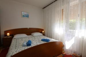 科里米诺Apartment MIHAJIC M的一间卧室,床上有蓝色鞋