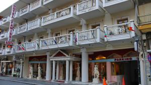 卡兰巴卡科斯塔法迈斯酒店的街道上带白色阳台的大型建筑