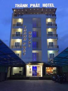 Dũ Lộc泰发酒店的带有读取钛广场酒店的标志的酒店
