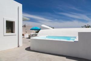 易莫洛林圣托里尼阿尤巴公寓的白色的房子,在庭院设有游泳池