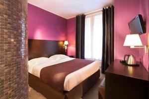 巴黎索菲杰曼酒店的酒店客房设有一张大床和粉红色的墙壁。