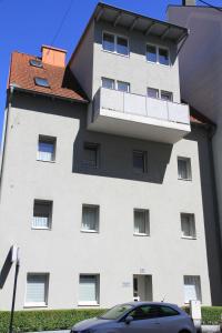 林茨Appartementhaus Anna的一座白色的大建筑,有红色的屋顶