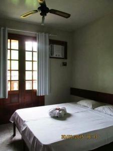CambuciPousada Beija Flor的卧室配有白色的床和吊扇