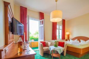 巴特哈尔茨堡维多利亚酒店的酒店客房设有床和客厅。