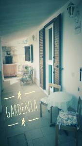 奥斯图尼Villa Gardenia的客厅里有一个沙丁尼亚的标牌