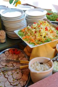 博尔马斯·莱斯·米默萨斯Village Vacances La Manne的自助餐,包括盘子和碗的食物
