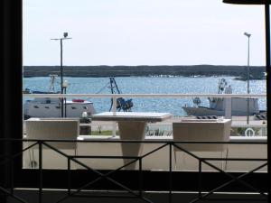拉卡勒塔阿比塔尔瓦坎匝酒店的享有码头和水中船只的景色