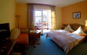 弗劳恩瓦尔德德赖皇冠酒店的一间卧室设有一张床和一间客厅。
