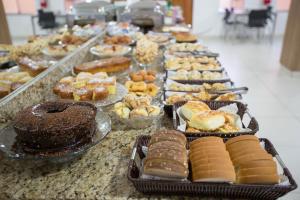 瓦拉达里斯州长市奥缇斯酒店的柜台上供应的各类糕点自助餐