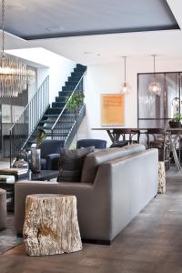 雷克雅未克Sand Hotel by Keahotels的客厅配有沙发和桌子