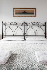 圣马里纳萨利纳Hotel Mercanti di Mare的一间卧室配有一张黑色床架