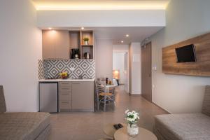 斯塔罗斯IRINI STALOS Apartments的厨房以及带沙发和桌子的客厅。