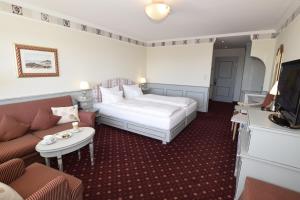 韦斯特兰叙尔特岛维京酒店的酒店客房,配有床和沙发