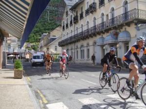 吕兹-圣索沃尔莱斯坦普来尔酒店的一群人骑着自行车沿着城市街道