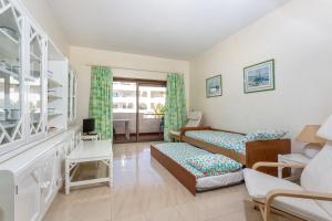 珀彻斯Andorinha 2 bedroom apart-close to the sea-Algarve的一间带两张床的卧室和一间客厅