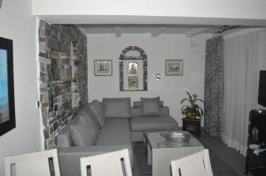 拉格尼西Villa Suites Lagonisi Luxury的客厅配有沙发和桌子