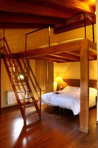 Arcos de las Salinas兹尔泽加瓦拉姆布雷酒店的一间卧室设有双层床和楼梯。