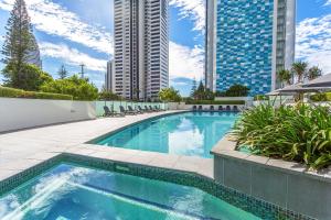 黄金海岸曼特拉塞拉豪华酒店的一座位于高楼城市的游泳池