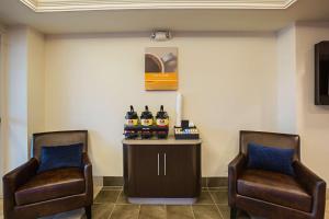 Doniphan格兰德岛6号汽车旅馆的一间备有酒瓶的等候室里,两把椅子