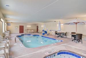 鹅卵石套房酒店 - 普克苏托尼内部或周边的泳池
