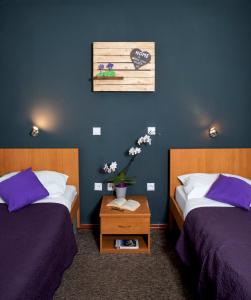 萨格勒布法拉酒店的一间卧室配有两张床和一张鲜花桌
