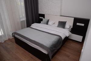 巴统Guest House Gantiadi的一间卧室配有一张带枕头的大床