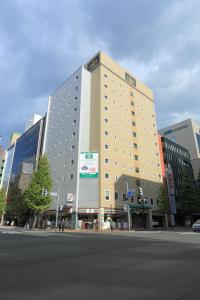 札幌札幌凯塔3尼斯2R&B酒店的街道边的大建筑