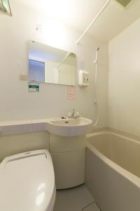 名古屋名古屋荣东R&B酒店的浴室配有卫生间、盥洗盆和浴缸。