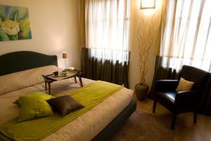 Montà卡萨阿梅日卡尼酒店的一间卧室配有一张带桌子和椅子的床