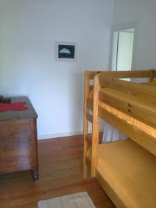 Santo AmaroCasa Comprida的一间卧室配有双层床和一张木桌