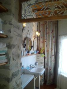特雷布Riverside Home Cottage的一间带水槽和镜子的浴室