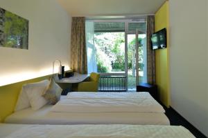 索美罗酒店客房内的一张或多张床位