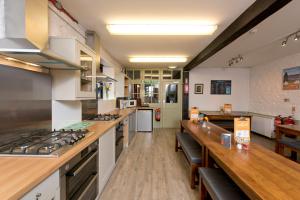 PostbridgeYHA达特穆尔旅舍的一个带木制柜台和台面的大厨房