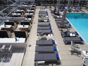 塞萨洛尼基赛龙尼凯普斯酒店的游轮上游泳池的顶部景观