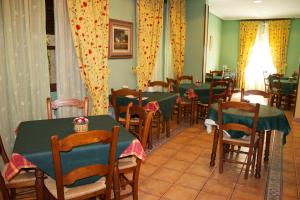 温克拉La Casona de Molleda的用餐室配有绿色的桌椅