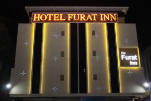 瓦皮Hotel The Furat Inn的一间酒店,上面有标志