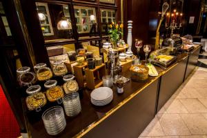 赖因贝克瑞比克萨彻森瓦尔德酒店的盘子和碗的自助餐