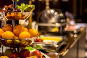 赖因贝克瑞比克萨彻森瓦尔德酒店的盘子里的水果在柜台上展示