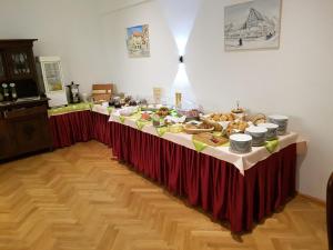 奎德林堡加尼祖金戒指酒店的一张长桌子,上面有盘子和食物