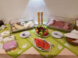 奎德林堡加尼祖金戒指酒店的一张桌子,上面放着食物和水果盘