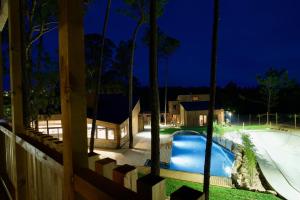费雷尔Bukubaki Eco Surf的一座晚上设有游泳池的房子