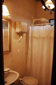 里韦拉博斯克波萨达酒店的一间带卫生间和水槽的浴室