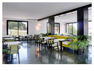 巴古尔宜都酒店-仅限成人的用餐室设有桌椅和窗户。