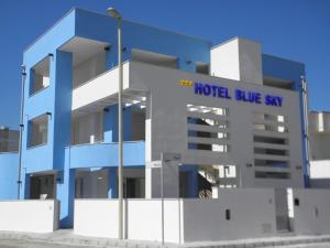 新福卡蓝天酒店的蓝白的建筑,有酒店蓝的说法