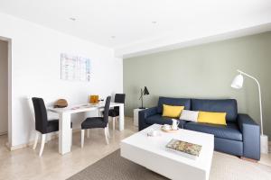 马德里卡雷塔斯公寓的客厅配有蓝色的沙发和桌子