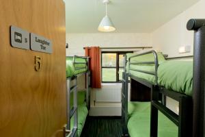 PostbridgeYHA达特穆尔旅舍的客房设有两张双层床和一扇窗户。