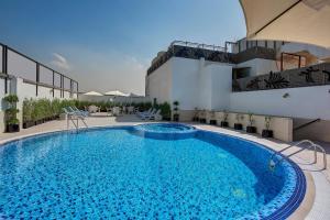 迪拜星霖罗拉酒店的大楼前的大型游泳池
