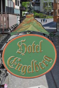 英格堡Hotel Engelberg "das Trail Hotel"的街上佛陀店的标志
